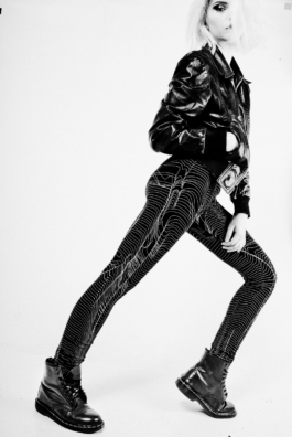 Photography. Photo noire et blanc. lookbook. Modèle porte un legging noir sérigraphié 