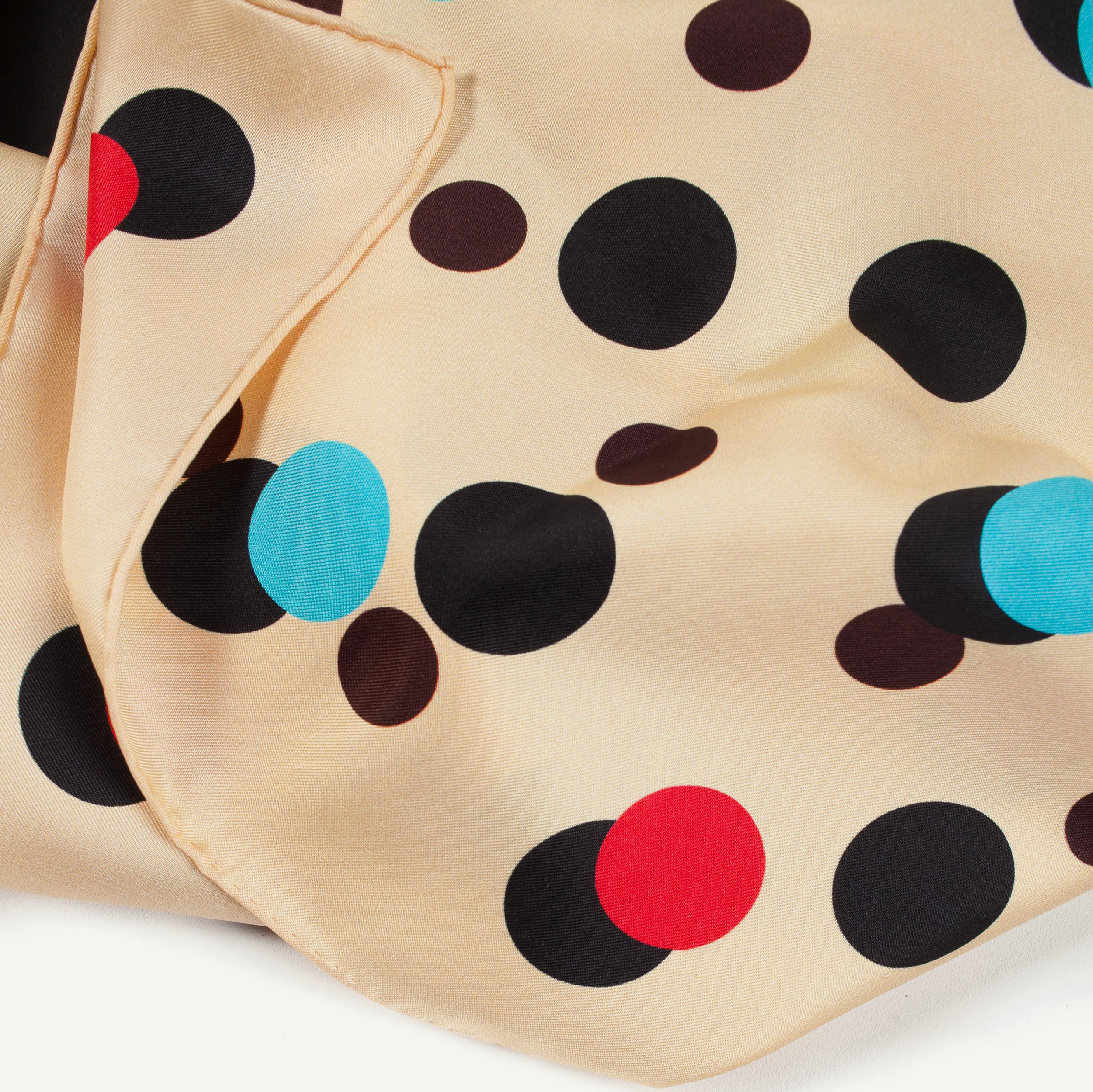 photo détail foulard en soie beige et pois multicolores