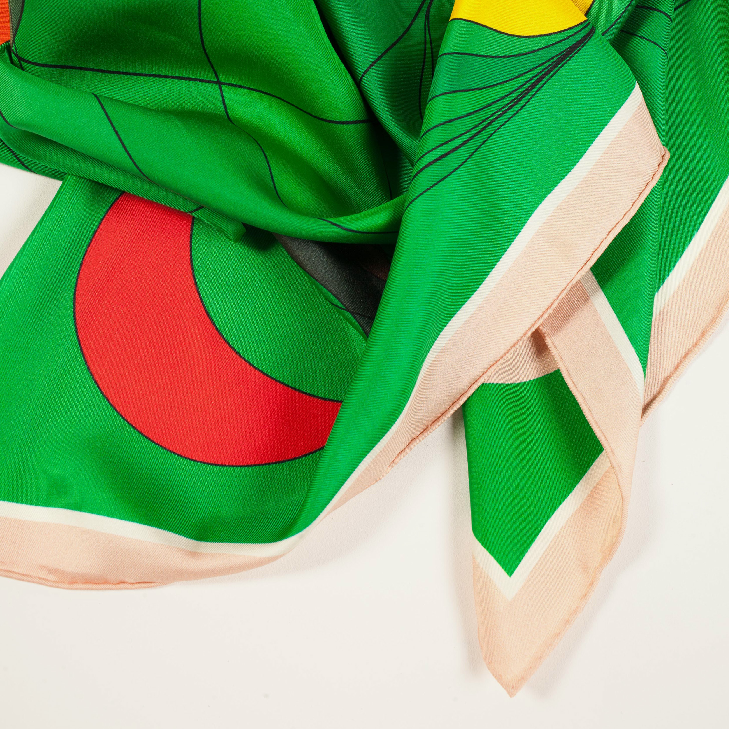 détail d'un foulard en soie vert