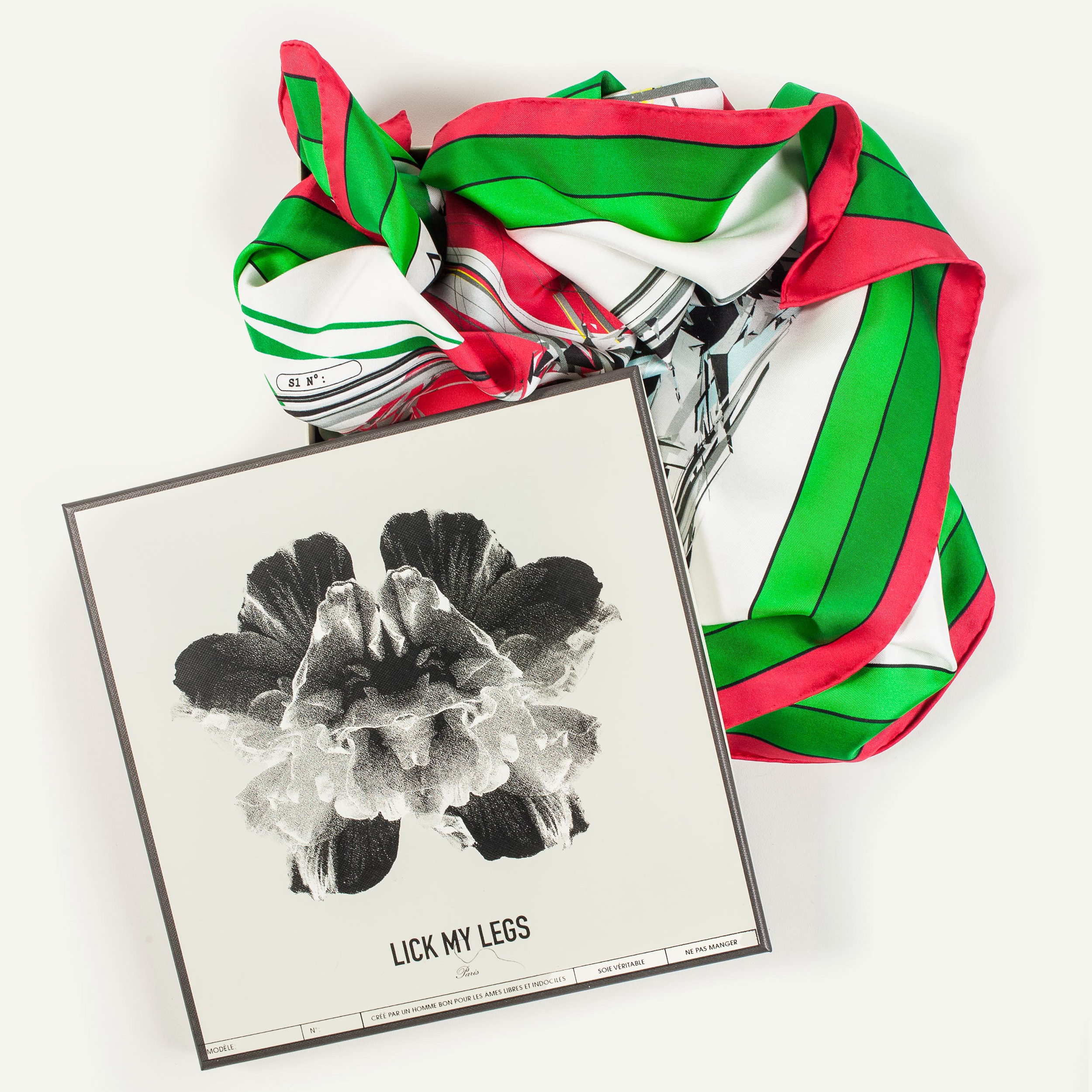 carré de soie vert et rouge et sa boite