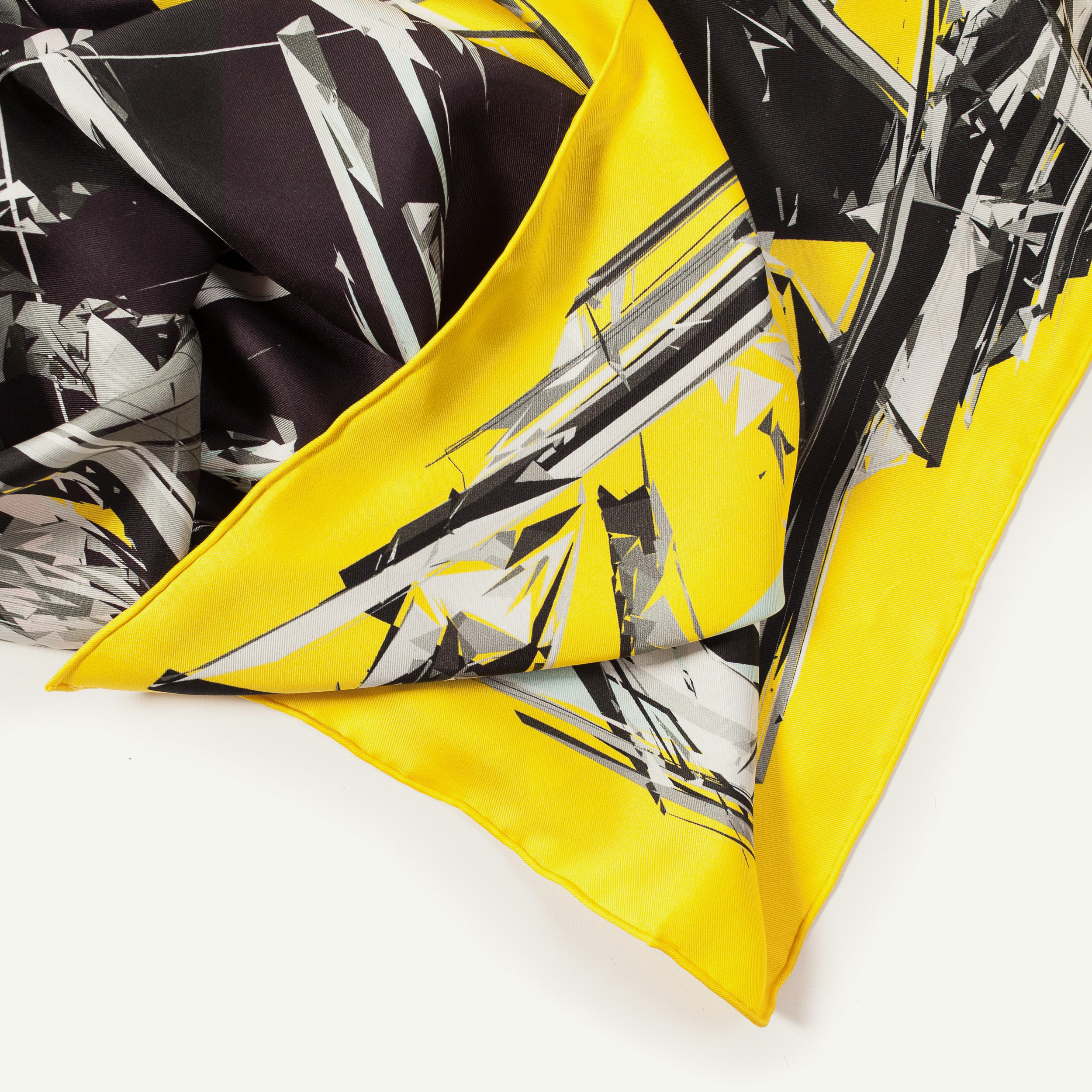 carré en soie jaune