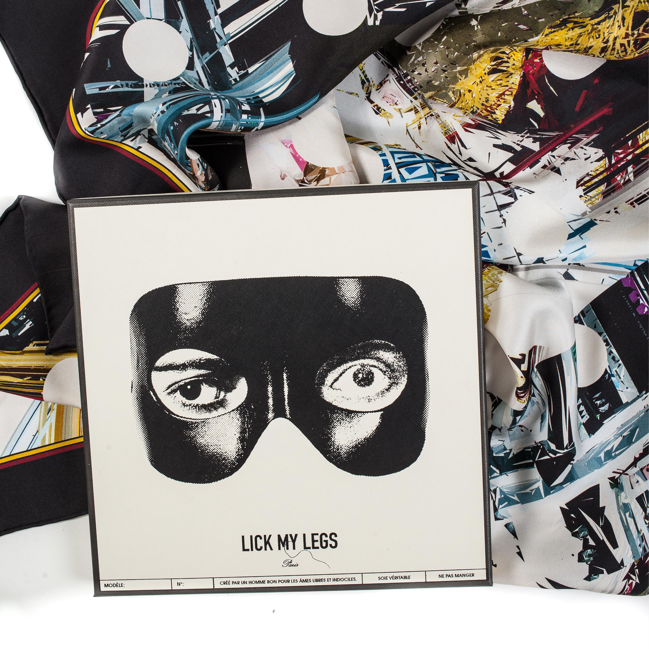 gros plan d'un foulard graphique en soie