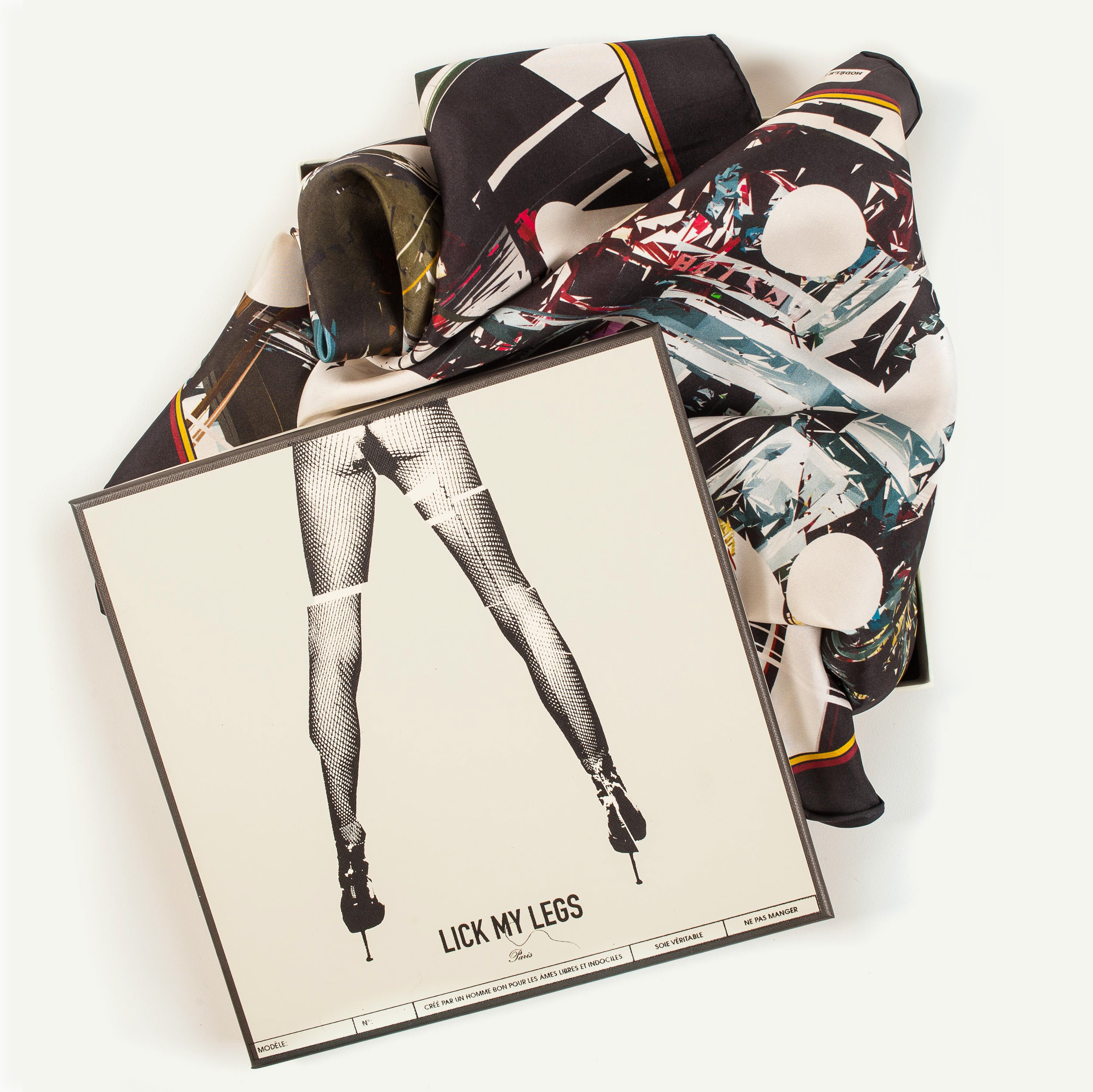 foulard graphique en soie et sa boite