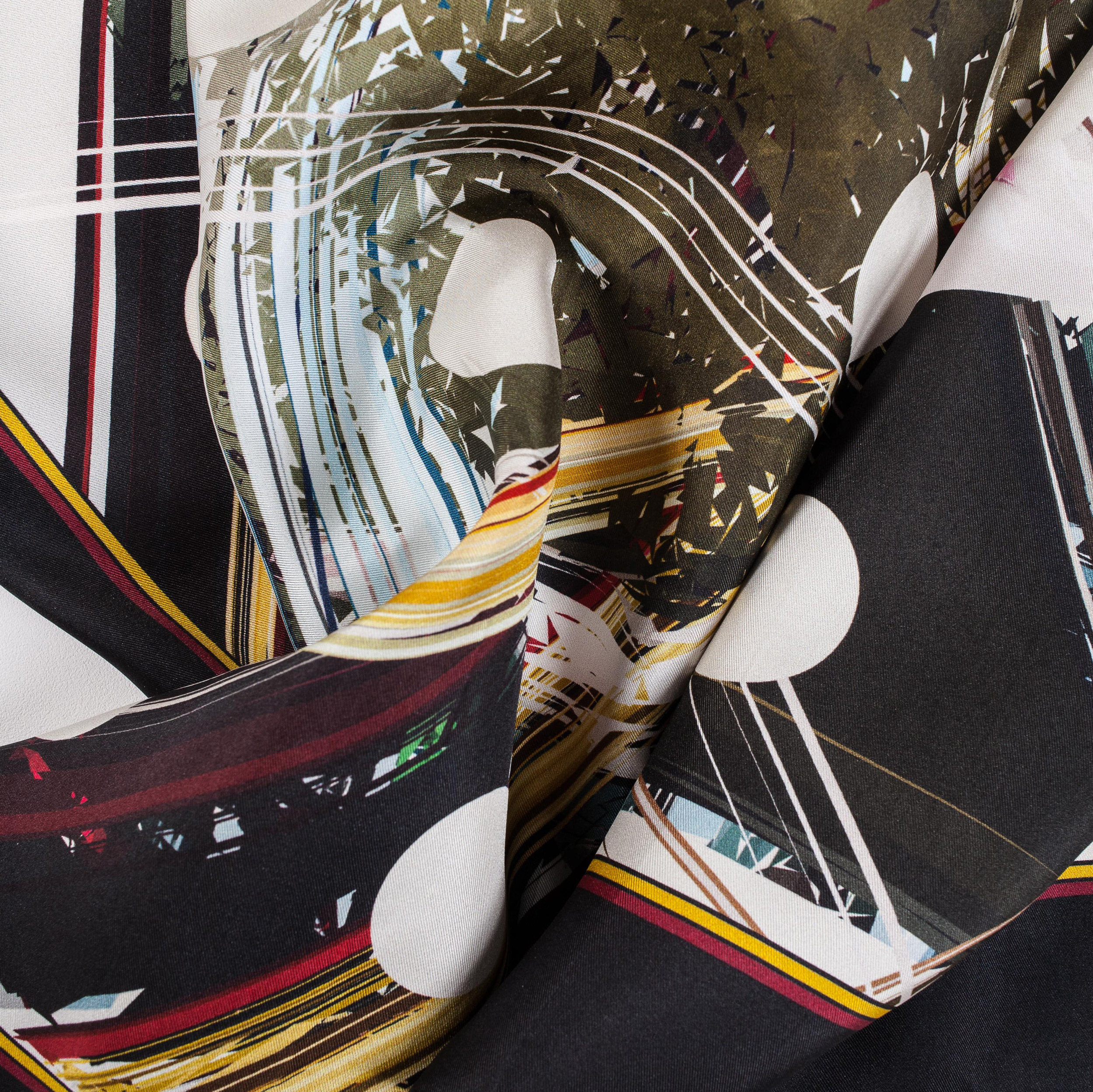 foulard graphique en soie. détail
