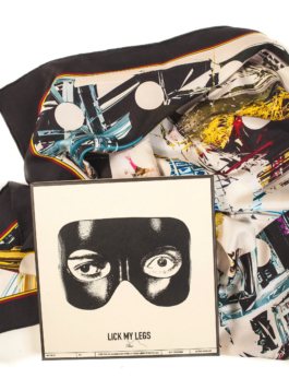 gros plan d'un foulard graphique en soie 