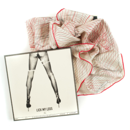 photo d'un carré en soie beige aux bordures rouges. 