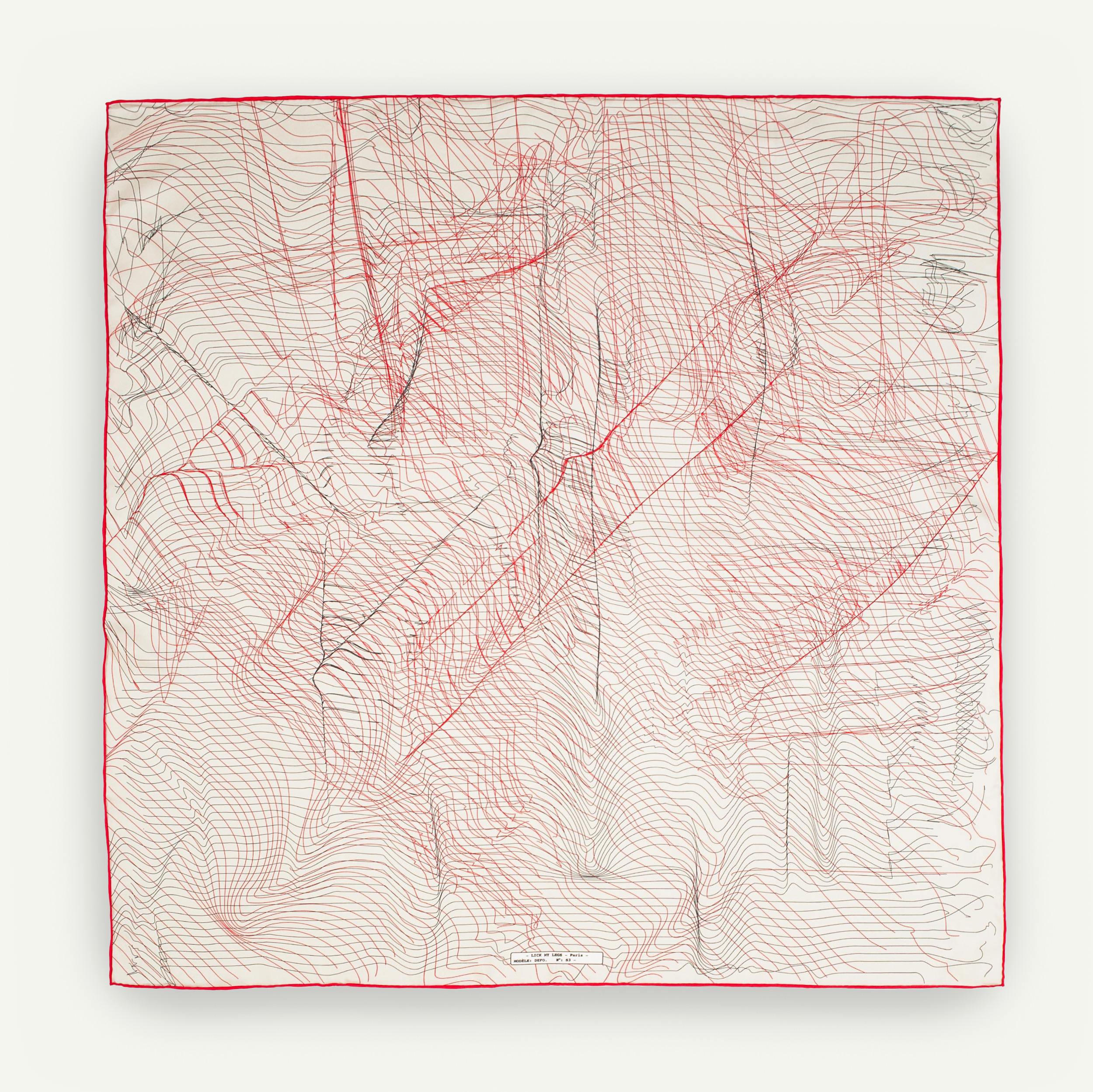 photo d'un carré en soie beige aux bordures rouges.