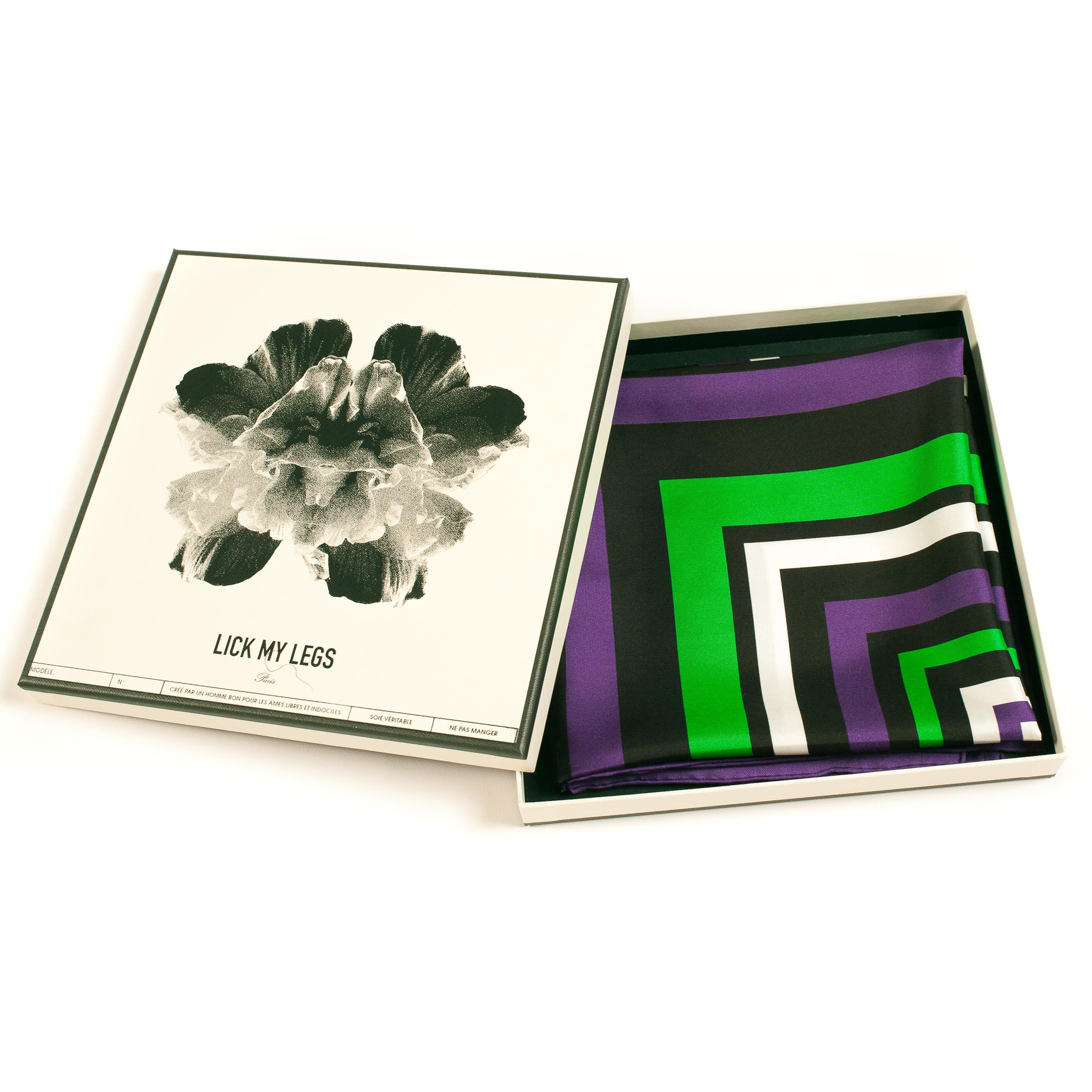 carré de soie multicolore et sa boite.