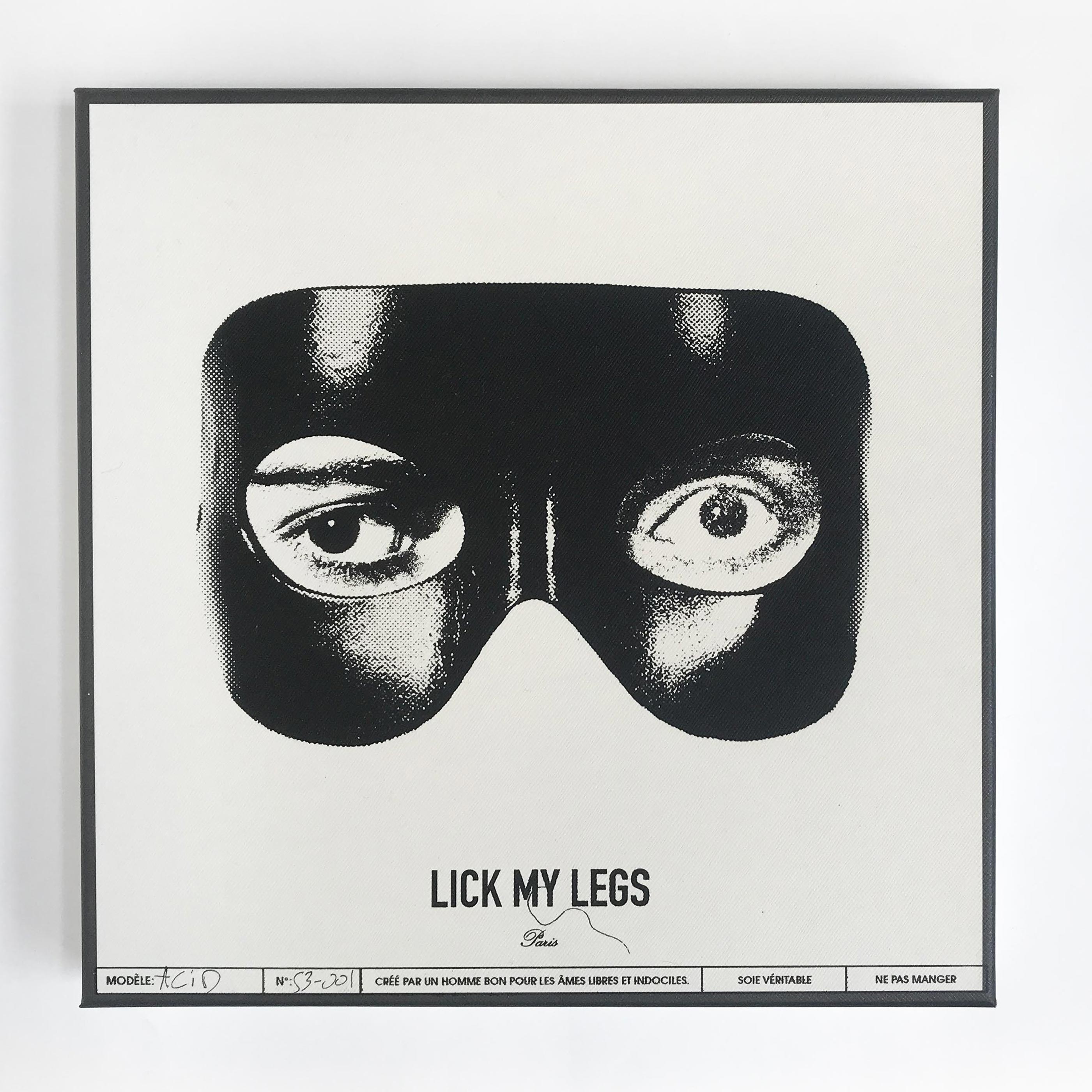 photo de boite à foulard lick my legs. motif mask